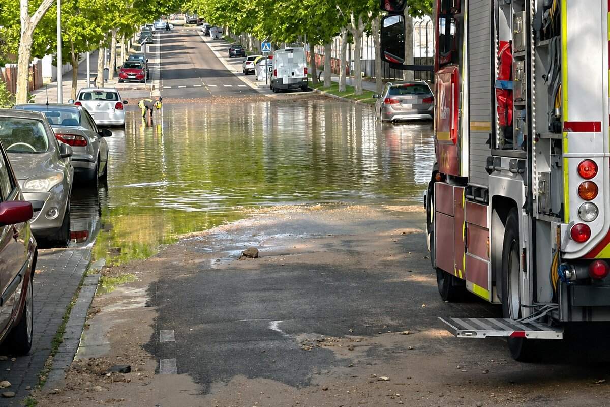 El reventón de una tubería anega una transitada calle de Parquesol y afecta al suministro de varios vecinos de la zona