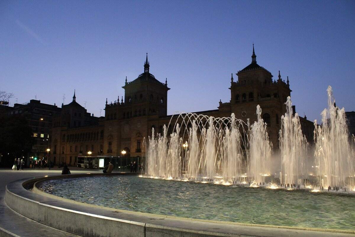 Dos jóvenes heridas tras ser atropelladas de madrugada en el Paseo de Zorrilla, a la altura de Caballería